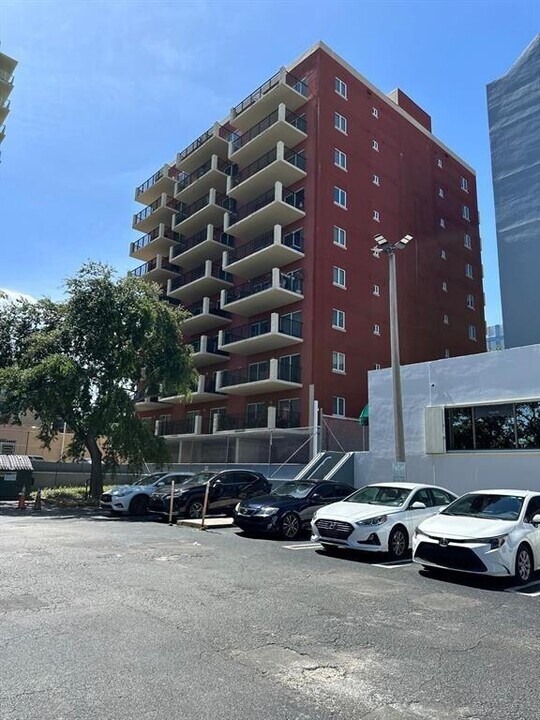 3410 Coral Way, Unit 804 in Miami, FL - Foto de edificio