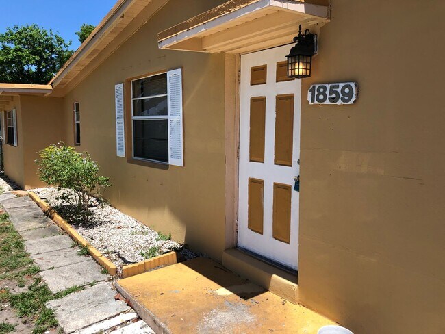 1859 Lauderdale Manor Dr in Fort Lauderdale, FL - Building Photo - Building Photo