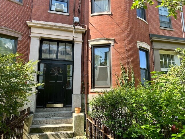 179 Webster St, Unit 2 in Boston, MA - Building Photo - Building Photo