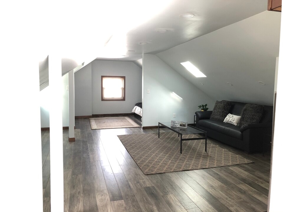 995 S Main St, Unit B in Plymouth, MI - Foto de edificio