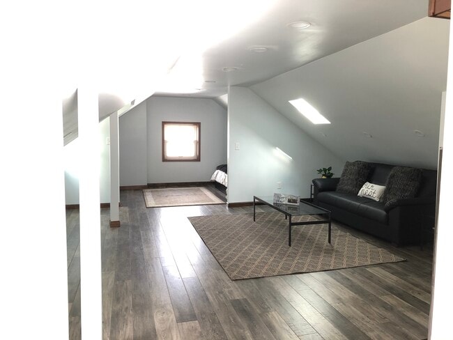 995 S Main St, Unit B
