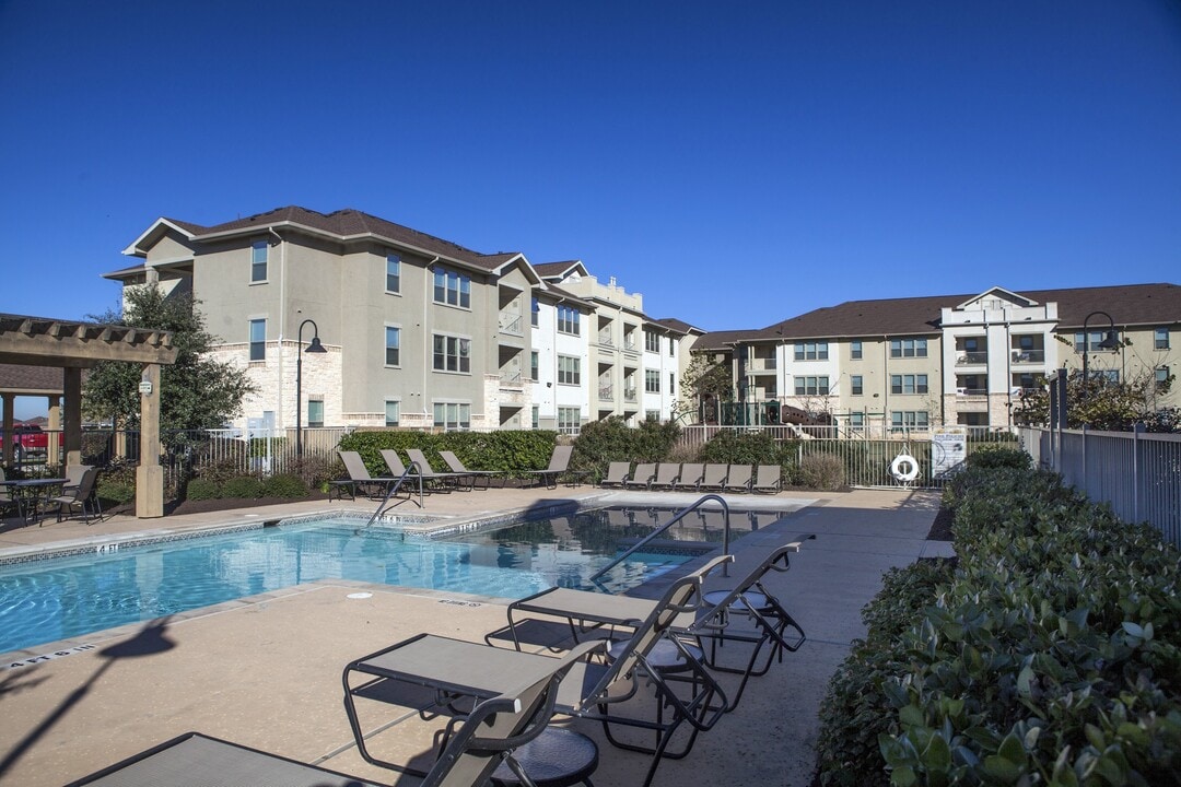 Montabella Pointe in San Antonio, TX - Building Photo