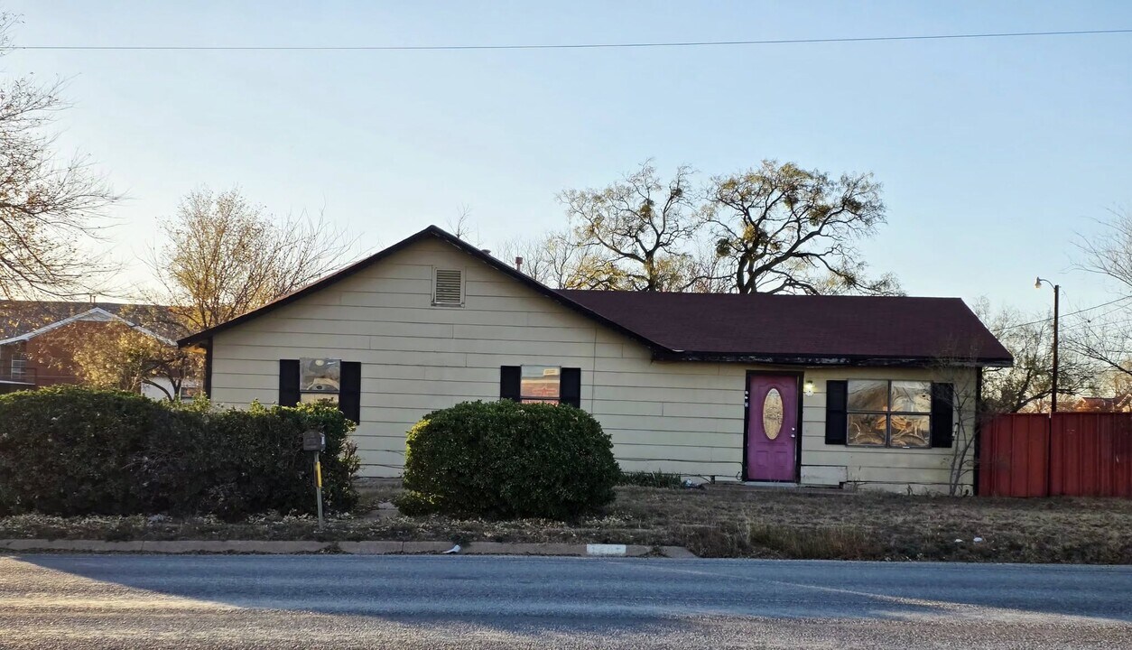 1503 College Ave in Snyder, TX - Building Photo