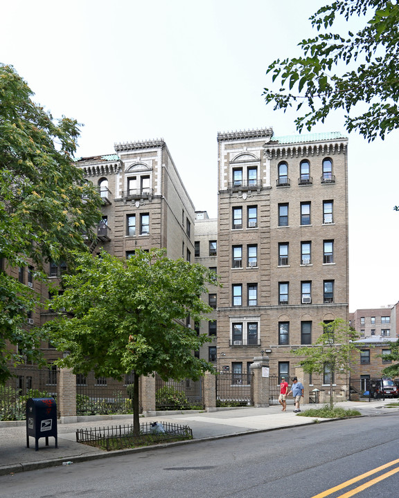 853 Riverside Dr in New York, NY - Building Photo