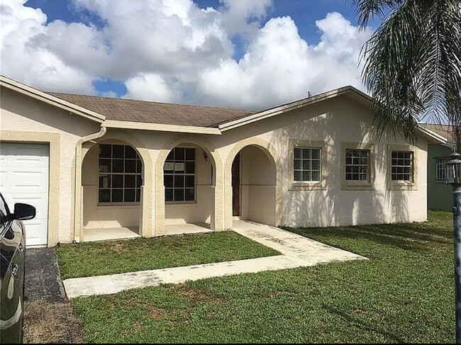 22359 SW 65th Ave in Boca Raton, FL - Foto de edificio - Building Photo
