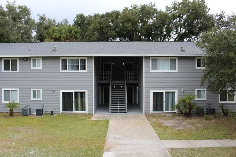 100 E Rhodes Dr in New Smyrna Beach, FL - Building Photo