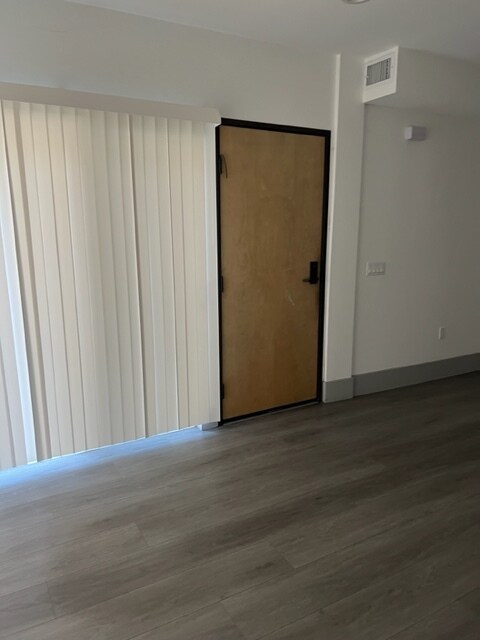 14954 Sherman Way in Van Nuys, CA - Foto de edificio - Building Photo