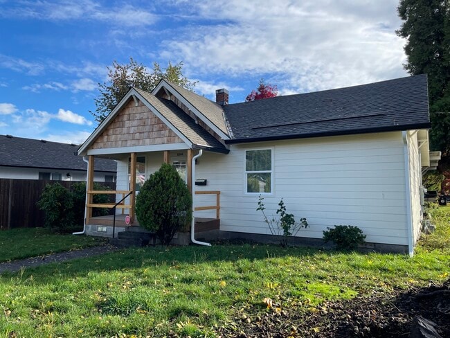 1200 E 6th St in Newberg, OR - Building Photo - Building Photo