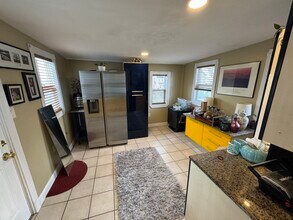 18 Plimpton Ave, Unit 2 in Norwood, MA - Foto de edificio - Building Photo