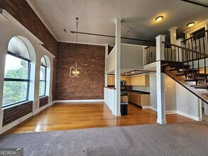102 N Hill St in Griffin, GA - Foto de edificio - Building Photo