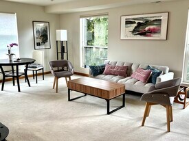504 Holly Dr, Unit 304 in Edmonds, WA - Building Photo
