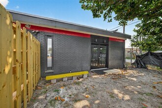 100 W Hamilton St in Houston, TX - Foto de edificio - Building Photo