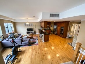 110 Cypress St, Unit 108 in Brookline, MA - Foto de edificio - Building Photo