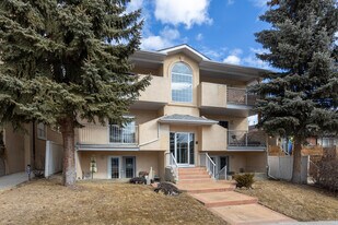 Park Manor in Calgary, AB - Building Photo