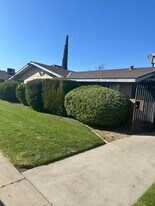 33 W Santa Ana Ave, Unit Unit A in Clovis, CA - Building Photo