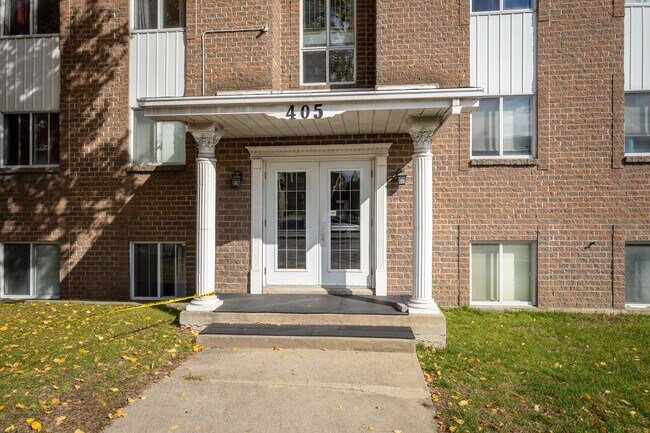 405 Laval Boul in Laval, QC - Building Photo - Building Photo