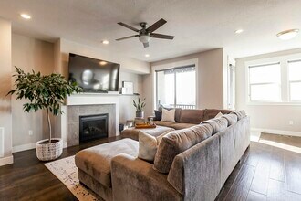 10414 S Sage Canal Way in Sandy, UT - Building Photo - Building Photo