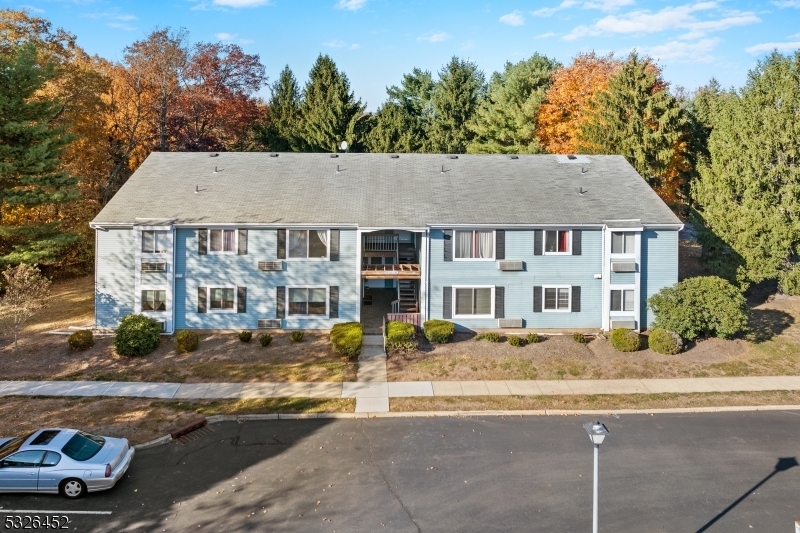 52 Norwich Pl in Franklin Township, NJ - Foto de edificio