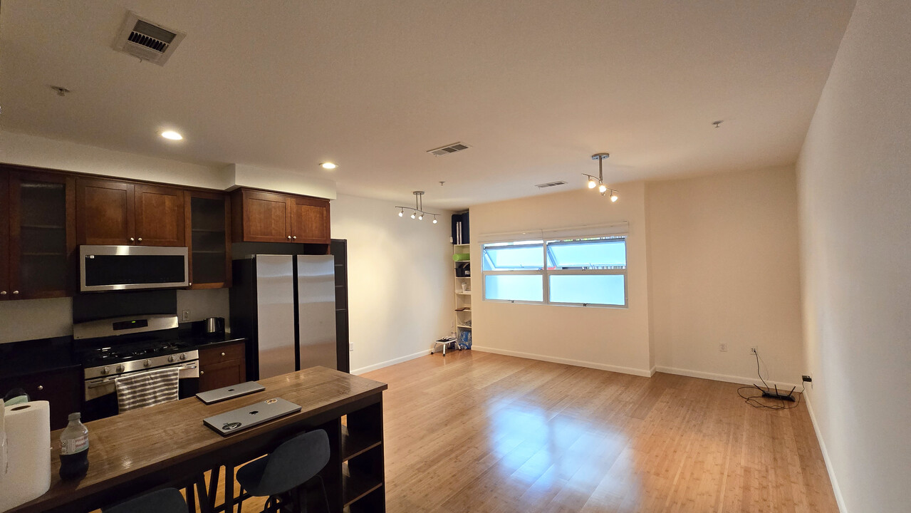 6466 Hollis St, Unit 235 in Emeryville, CA - Building Photo