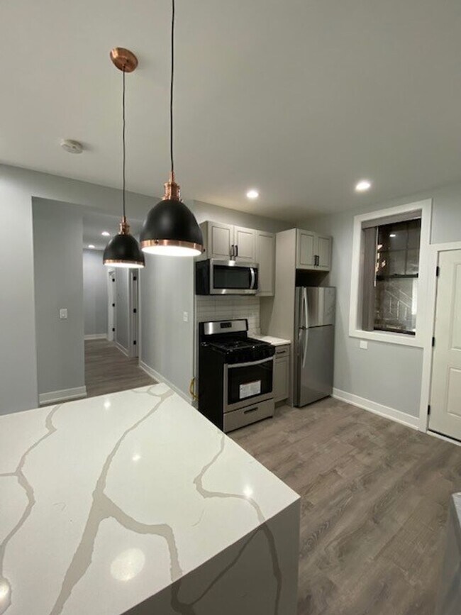 7644 N Eastlake Ter in Chicago, IL - Building Photo - Building Photo