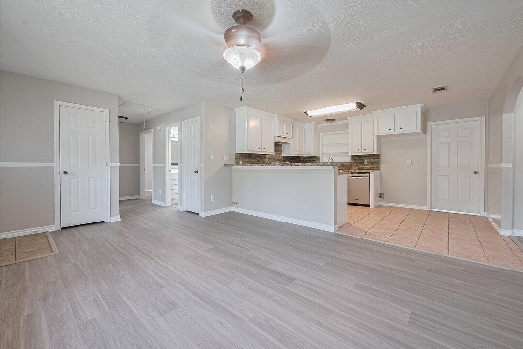 210 N Shirley Ln in Willis, TX - Building Photo