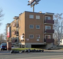 840 Simcoe St S in Oshawa, ON - Building Photo