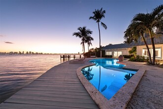 1365 Bay Terrace in North Bay Village, FL - Foto de edificio - Building Photo