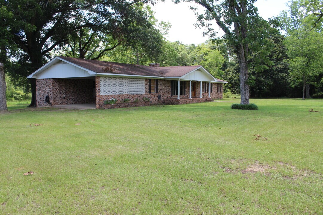 185 Luther Davis Rd in Lucedale, MS - Building Photo