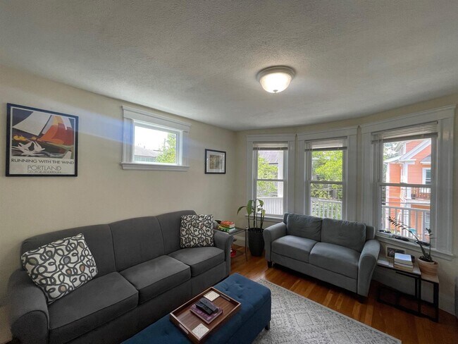 24 Ashland St, Unit 2 in Somerville, MA - Foto de edificio - Building Photo