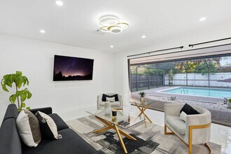 208 Erie Dr in Naples, FL - Building Photo - Building Photo