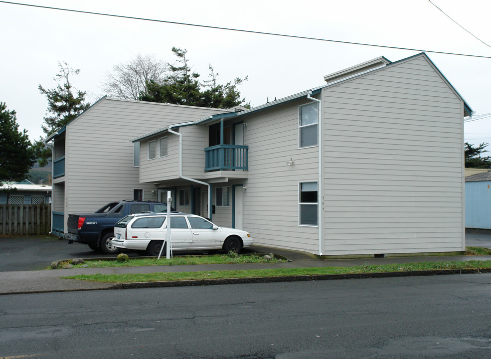 585 S Holladay Dr in Seaside, OR - Foto de edificio