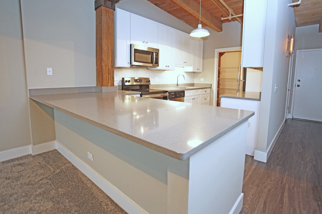 5th Avenue Station Naperville, IL Apartments