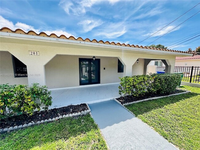 201 SW 40th Ave in Coral Gables, FL - Building Photo - Building Photo