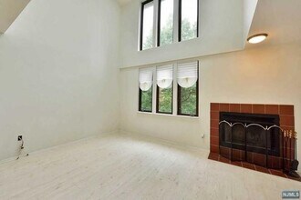 798 Spinnaker Ct in Secaucus, NJ - Building Photo - Building Photo