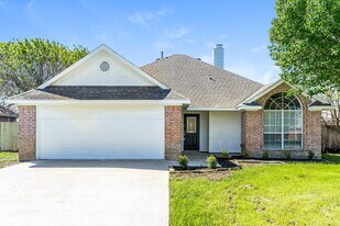 211 Dove Meadows Ln in Krum, TX - Building Photo