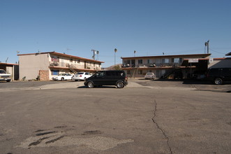 Devener Arms Apartments in Riverside, CA - Foto de edificio - Building Photo