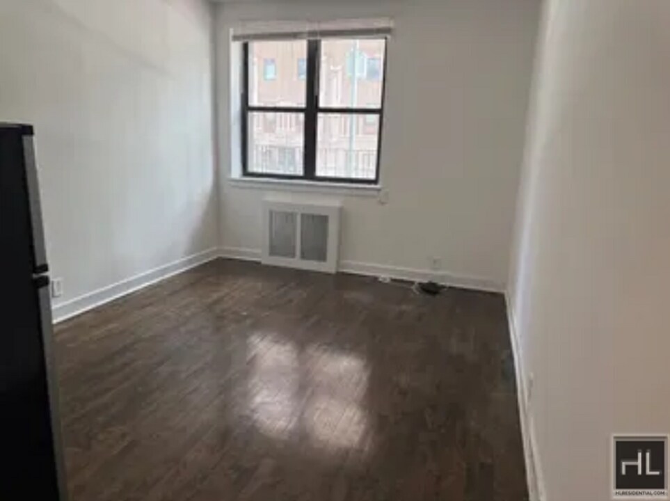 East 61 Street in New York, NY - Building Photo