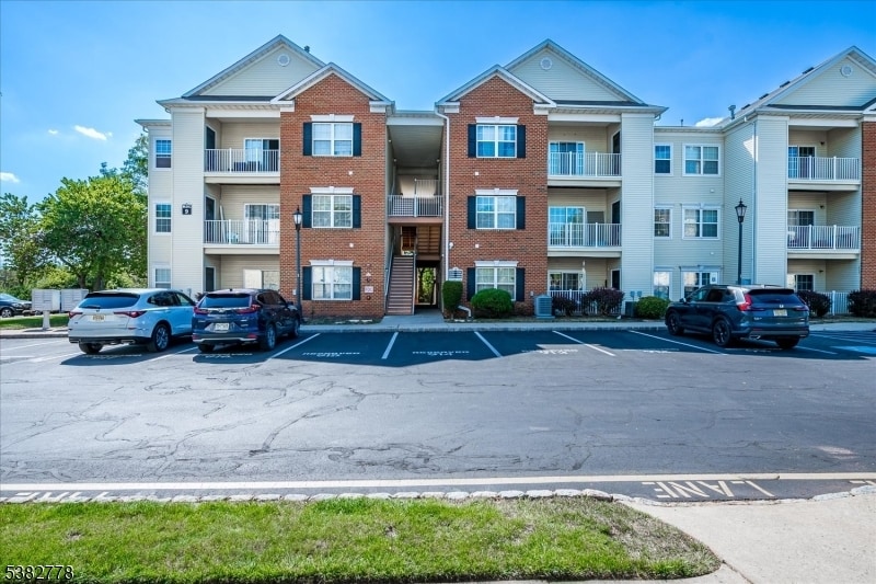 913 Del Negro Ct in South Plainfield, NJ - Building Photo