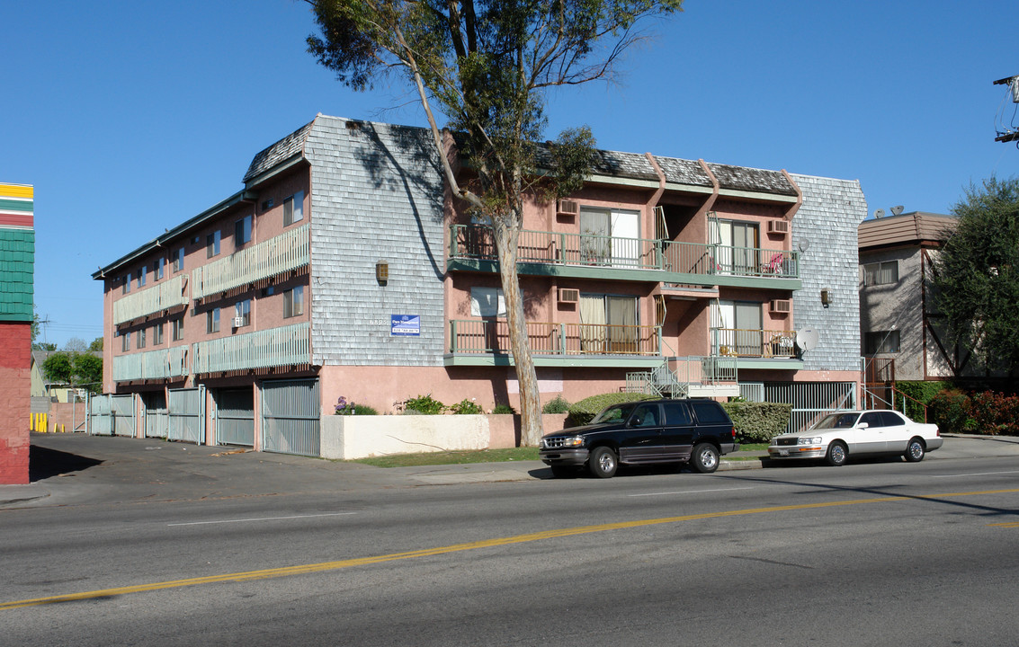 6825 Woodman Ave in Van Nuys, CA - Building Photo