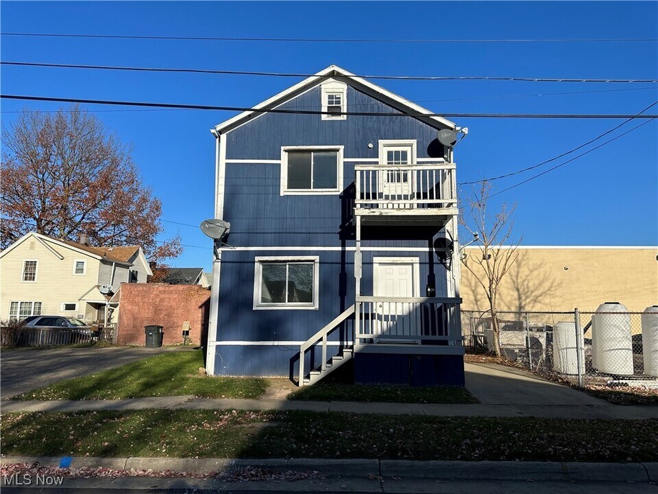 2387 29th St SW in Akron, OH - Foto de edificio