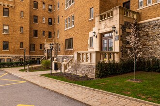 Gleneagles Complex in Montréal, QC - Building Photo - Building Photo