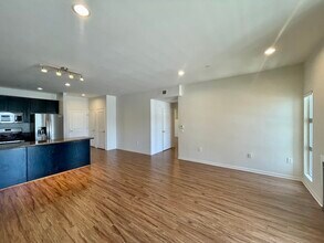 5842 Harold Way, Unit 402 in Los Angeles, CA - Building Photo - Building Photo