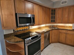 669 W Oakland Park Blvd in Wilton Manors, FL - Building Photo - Building Photo