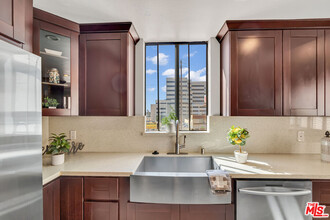 2219 S Bentley Ave in Los Angeles, CA - Building Photo - Building Photo