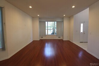 27 Pin Oak Dr in North Brunswick, NJ - Building Photo - Building Photo