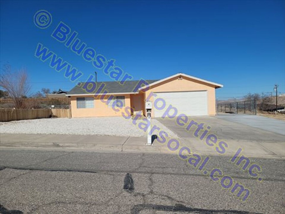 16214 Puesta Del Sol Dr in Victorville, CA - Building Photo