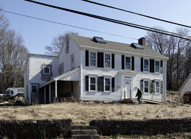 306 Highland Rd in Tiverton, RI - Foto de edificio - Building Photo