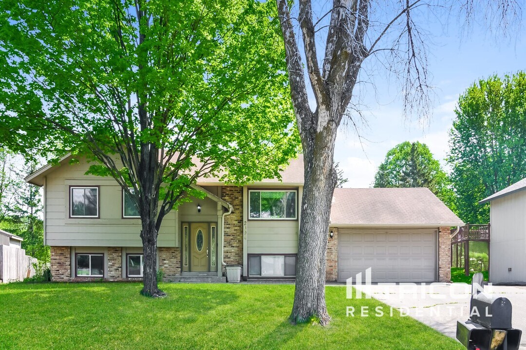 2004 E 123rd St in Burnsville, MN - Building Photo