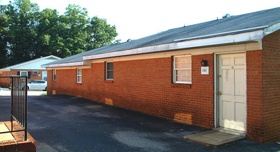 Parkway Gardens in Richmond, VA - Building Photo - Building Photo