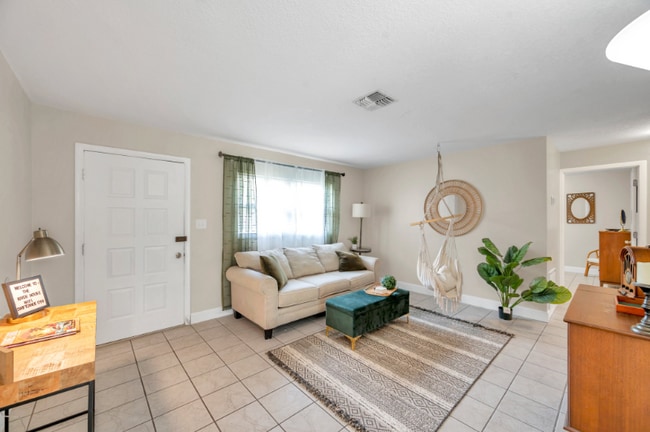 3371 N Bay Ave in Crystal River, FL - Foto de edificio - Building Photo